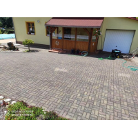 čištění dlažby a střechy se šindelovou krytinou
