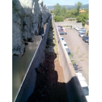 Čištění okapů průmyslového objektu